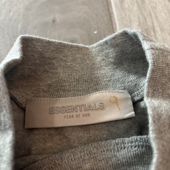 Fear Of God Essentials Men’s Sz M Long Sleeve Pullover Shirt Mock Neck Gray Logo - Picture 3 of 10